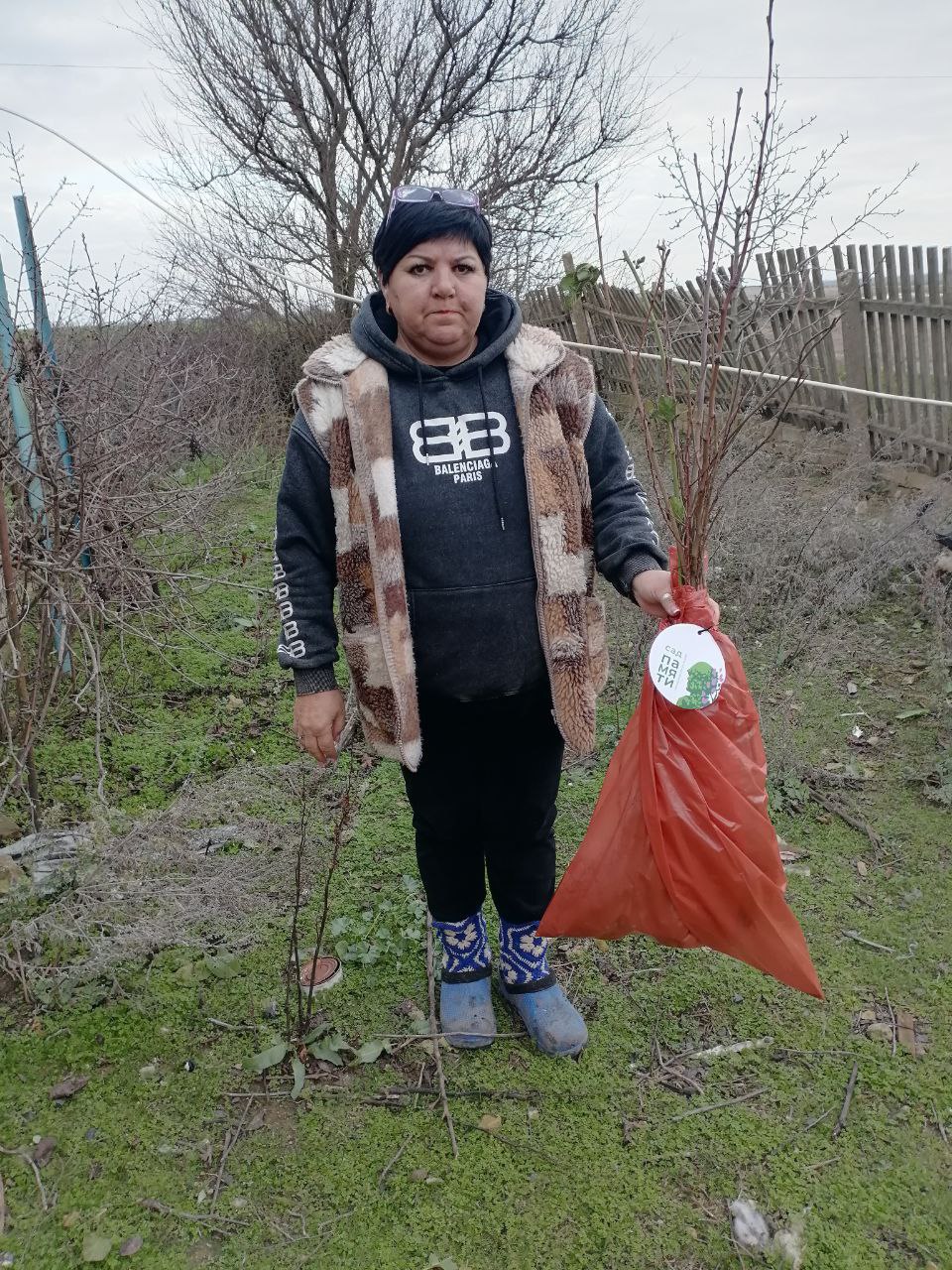 В Чаплинском муниципальном округе члены партии «Единая Россия» активно участвуют в реализации программы эколого-гуманитарных миссий, направленной на озеленение и восстановление приусадебных территорий В Чаплинском муниципальном округе члены партии «Единая Россия» активно участвуют в реализации программы эколого-гуманитарных миссий, направленной на озеленение и восстановление приусадебных территорий