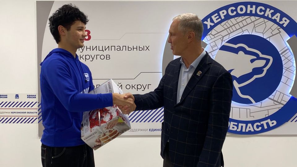 Владимир Сальдо наградил волонтёров «Курского рубежа» и вручил новогодние подарки активистам «Молодой Гвардии» Владимир Сальдо наградил волонтёров «Курского рубежа» и вручил новогодние подарки активистам «Молодой Гвардии»