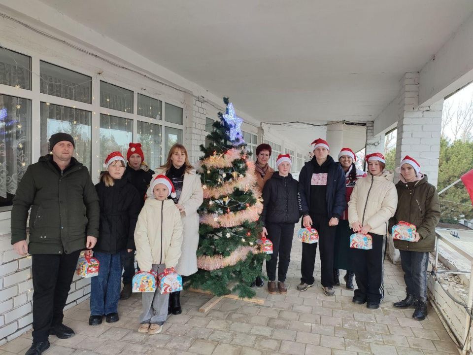Сотрудники Крестовского территориального отдела поздравили детей с наступающими праздниками Сотрудники Крестовского территориального отдела поздравили детей с наступающими праздниками