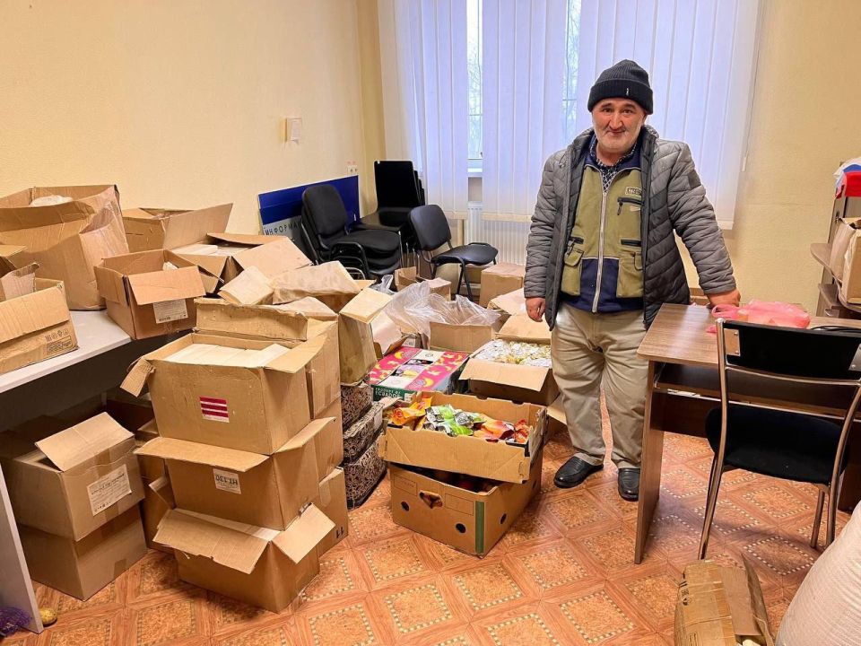 В поселке Любимовка раздали гуманитарную помощь для нуждающихся жителей В поселке Любимовка раздали гуманитарную помощь для нуждающихся жителей