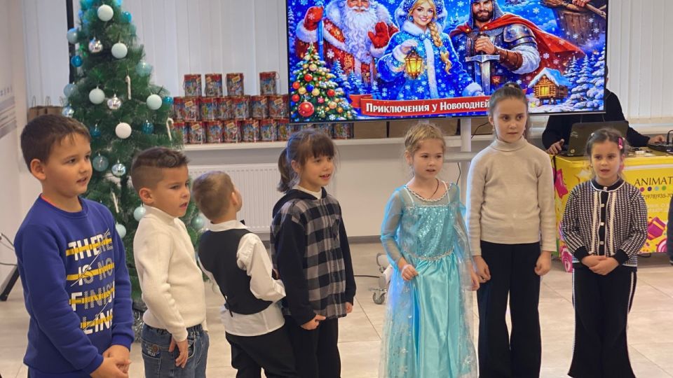 «Единая Россия» провела новогоднюю «ёлку» для многодетных семей и детей активистов партии, детей из семей участников СВО и прифронтовых округов «Единая Россия» провела новогоднюю «ёлку» для многодетных семей и детей активистов партии, детей из семей участников СВО и прифронтовых округов