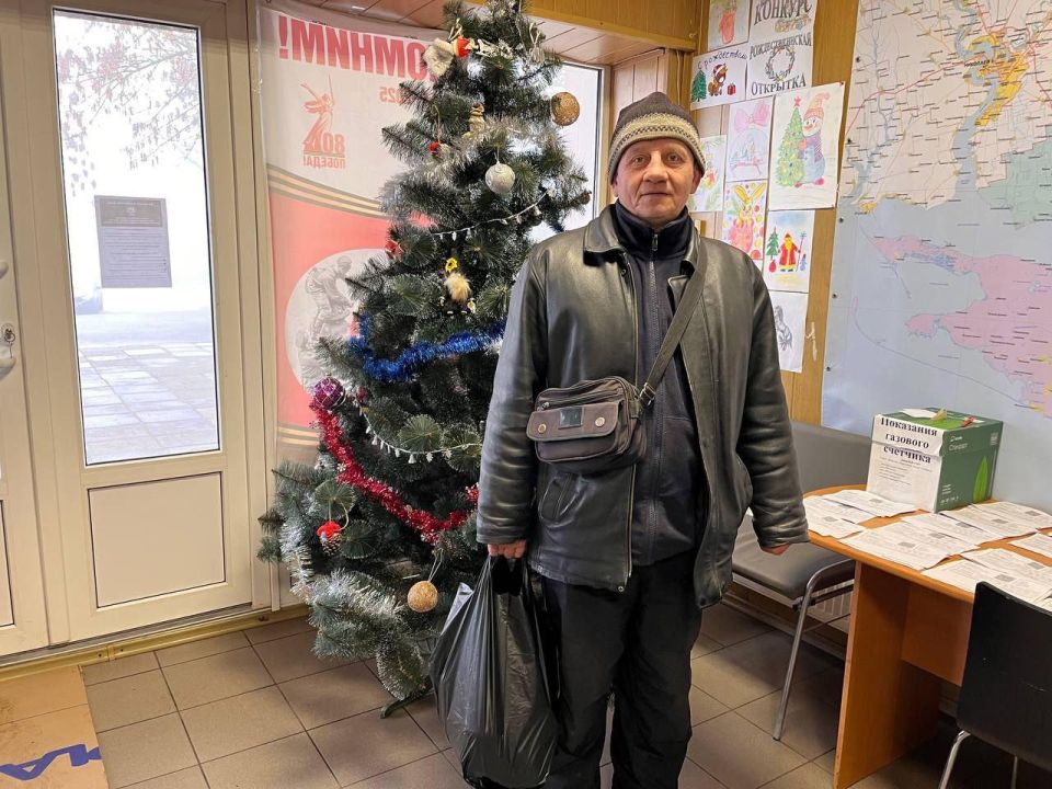 В поселке Любимовка раздали гуманитарную помощь для нуждающихся жителей В поселке Любимовка раздали гуманитарную помощь для нуждающихся жителей