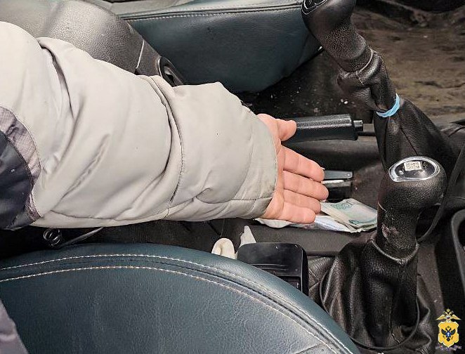 Житель Каховского округа обвиняется в совершении коррупционного преступления