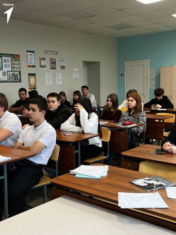 Специалисты Движения Первых провели встречу с ребятами в Генической школе № 3 Специалисты Движения Первых провели встречу с ребятами в Генической школе № 3