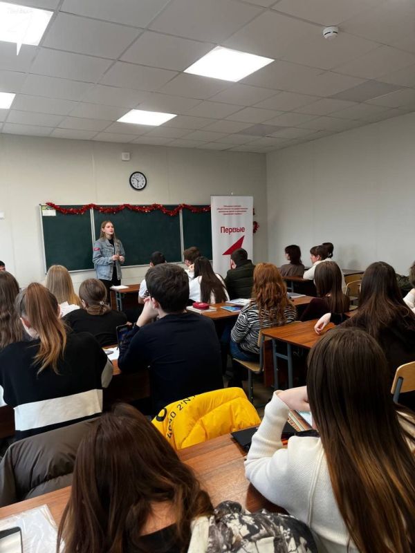 Специалисты Движения Первых провели встречу с ребятами в Генической школе № 3 Специалисты Движения Первых провели встречу с ребятами в Генической школе № 3