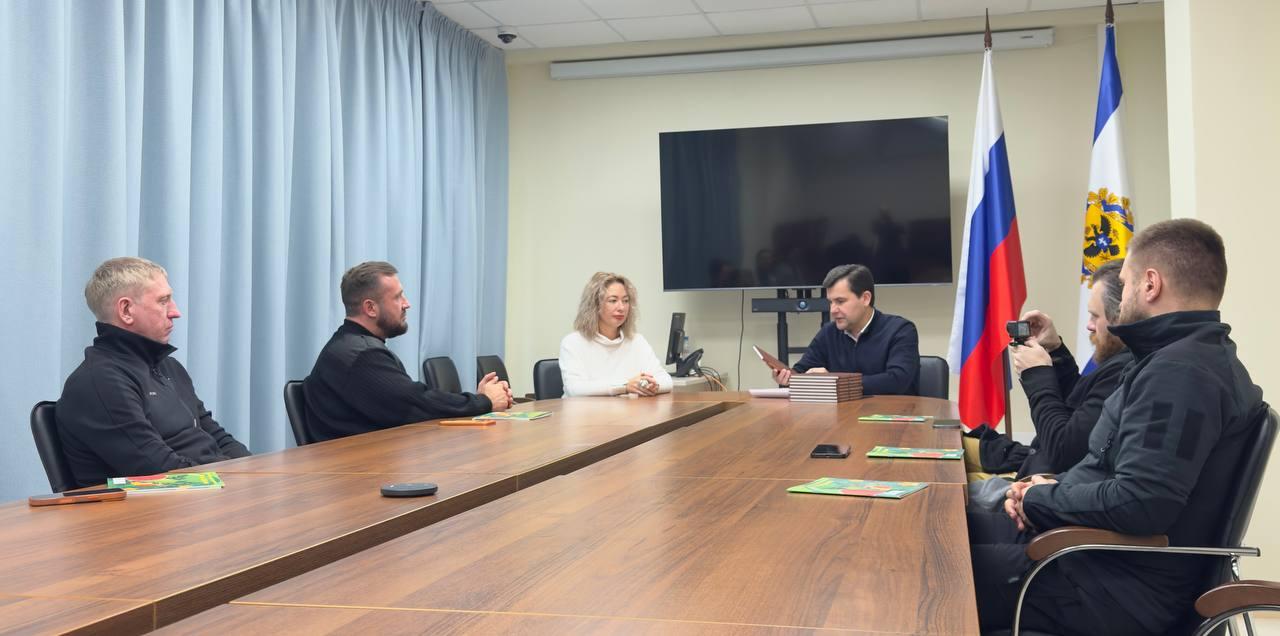 Состоялась значимая встреча с Иваном Утенковым, президентом Благотворительного фонда «Всех Обнял», и его командой Состоялась значимая встреча с Иваном Утенковым, президентом Благотворительного фонда «Всех Обнял», и его командой