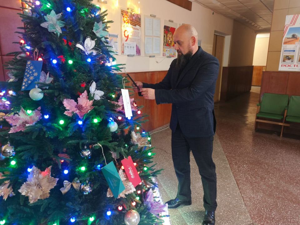 Заместители Главы Администрации совместно с Советом депутатов Новотроицкого муниципального округа приняли участие в акции «Ёлка желаний» Заместители Главы Администрации совместно с Советом депутатов Новотроицкого муниципального округа приняли участие в акции «Ёлка желаний»
