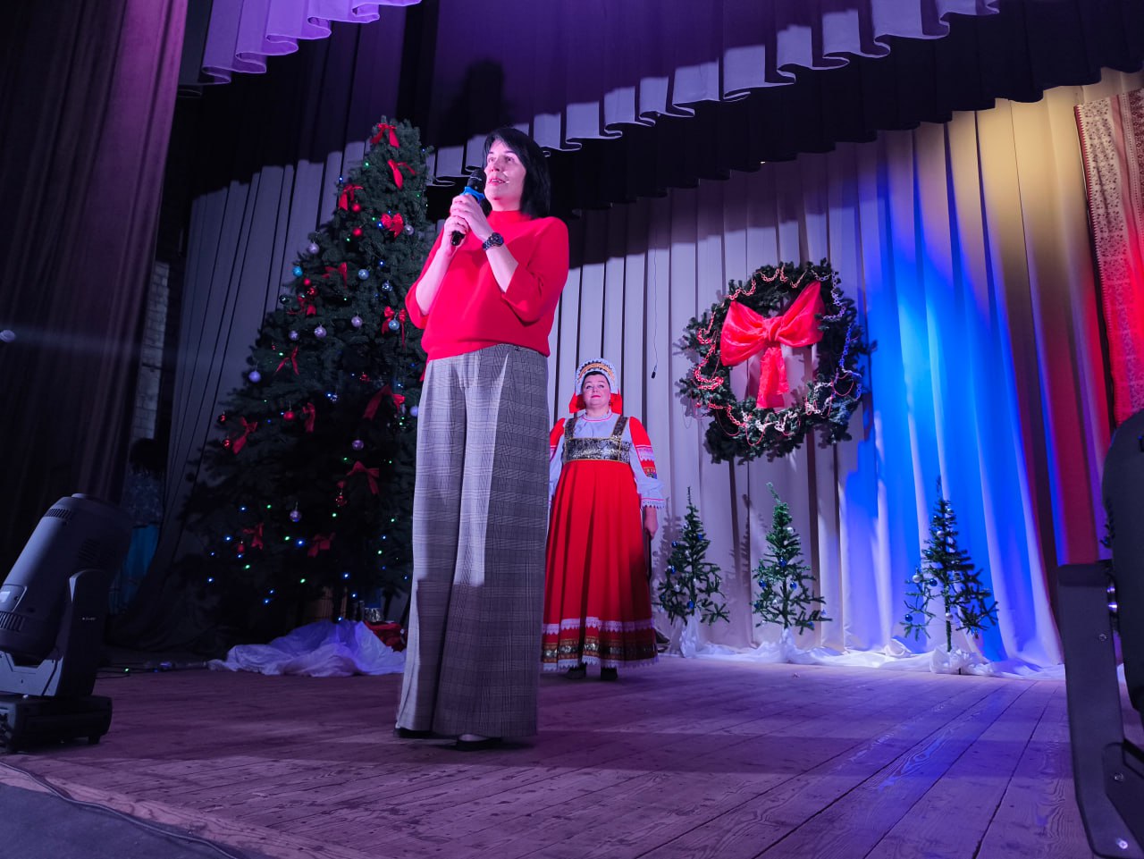 Новый год стучится в дом! А весело подготовиться к его встрече решили в Алешкинском центре культуры и досуга Новый год стучится в дом! А весело подготовиться к его встрече решили в Алешкинском центре культуры и досуга