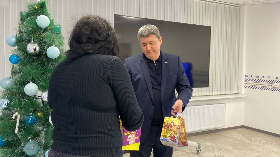 300 новогодних подарков для детей Херсонской области доставил в Штаб общественной поддержки «Единой России» депутат областной Думы Рустем Ниметуллаев 300 новогодних подарков для детей Херсонской области доставил в Штаб общественной поддержки «Единой России» депутат областной Думы Рустем Ниметуллаев