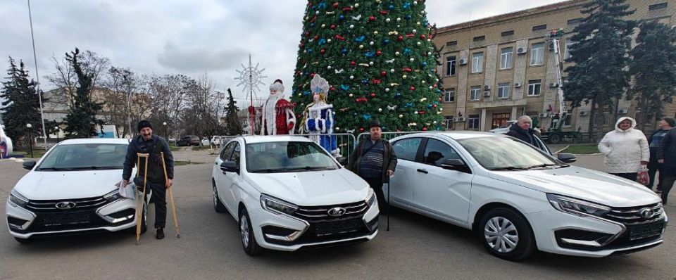 Социальный фонд вручил три автомобиля пострадавшим на производстве Социальный фонд вручил три автомобиля пострадавшим на производстве
