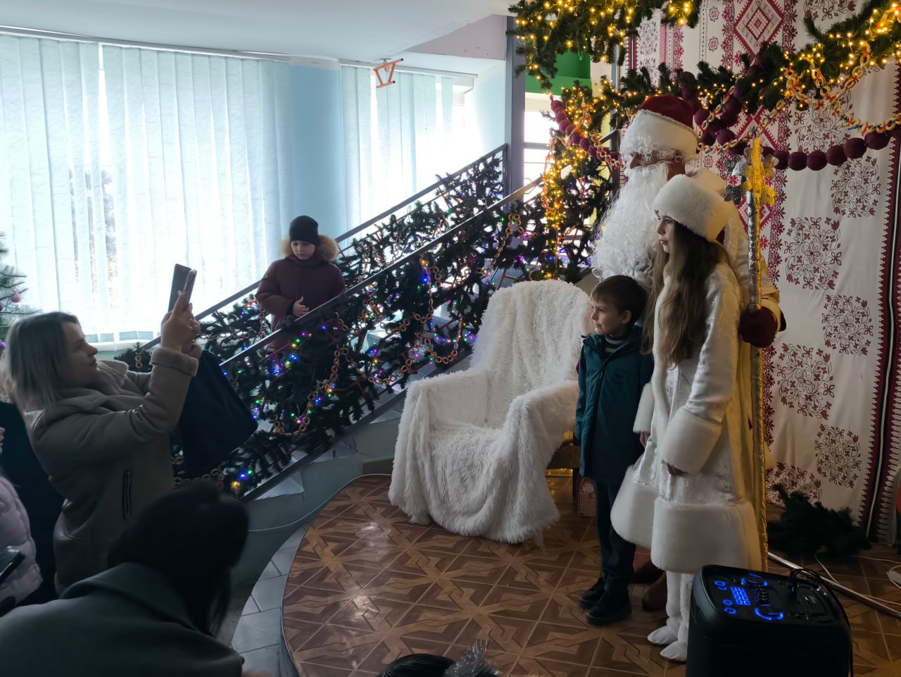 Новый год стучится в дом! А весело подготовиться к его встрече решили в Алешкинском центре культуры и досуга Новый год стучится в дом! А весело подготовиться к его встрече решили в Алешкинском центре культуры и досуга