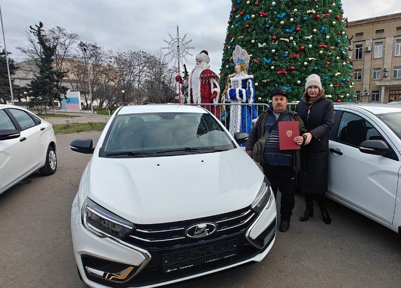 Социальный фонд вручил три автомобиля пострадавшим на производстве Социальный фонд вручил три автомобиля пострадавшим на производстве