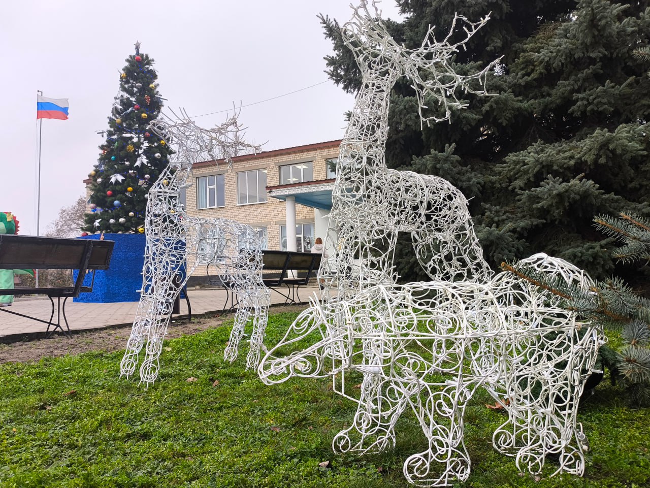 Новый год стучится в дом! А весело подготовиться к его встрече решили в Алешкинском центре культуры и досуга
