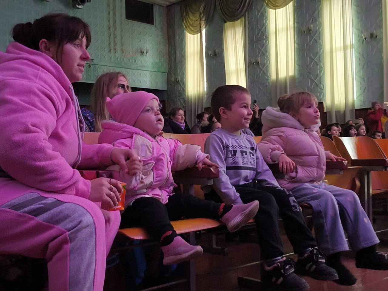 Новый год стучится в дом! А весело подготовиться к его встрече решили в Алешкинском центре культуры и досуга Новый год стучится в дом! А весело подготовиться к его встрече решили в Алешкинском центре культуры и досуга