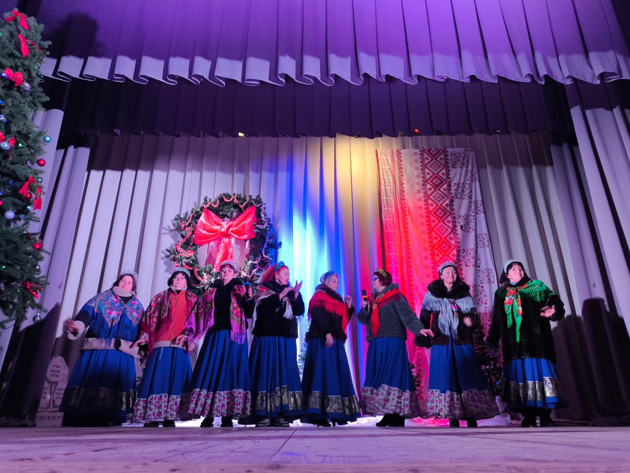 Новый год стучится в дом! А весело подготовиться к его встрече решили в Алешкинском центре культуры и досуга Новый год стучится в дом! А весело подготовиться к его встрече решили в Алешкинском центре культуры и досуга