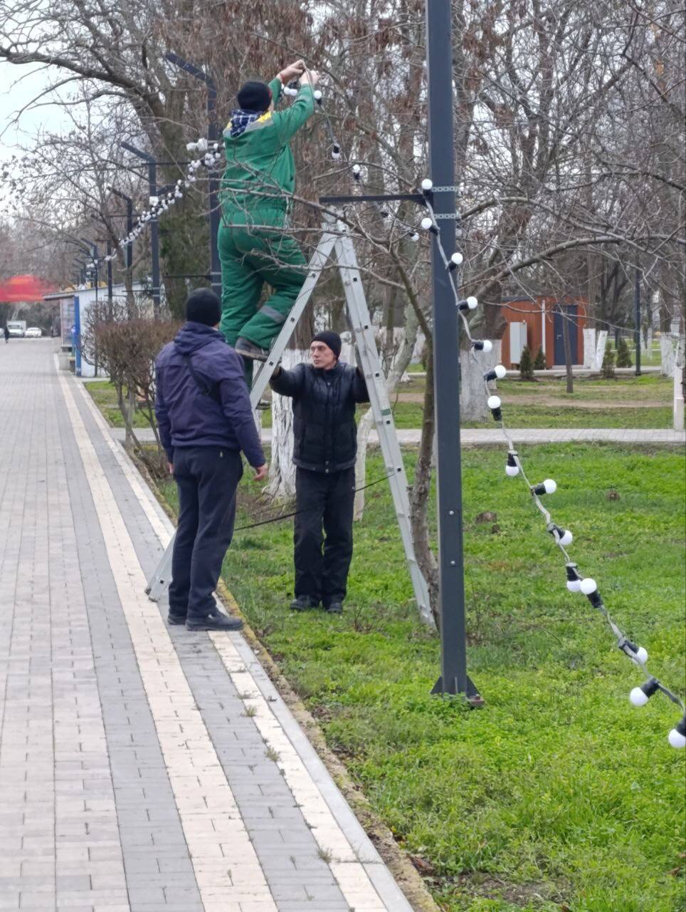 В Геническом округе продолжаются работы по благоустройству и подготовке к праздникам