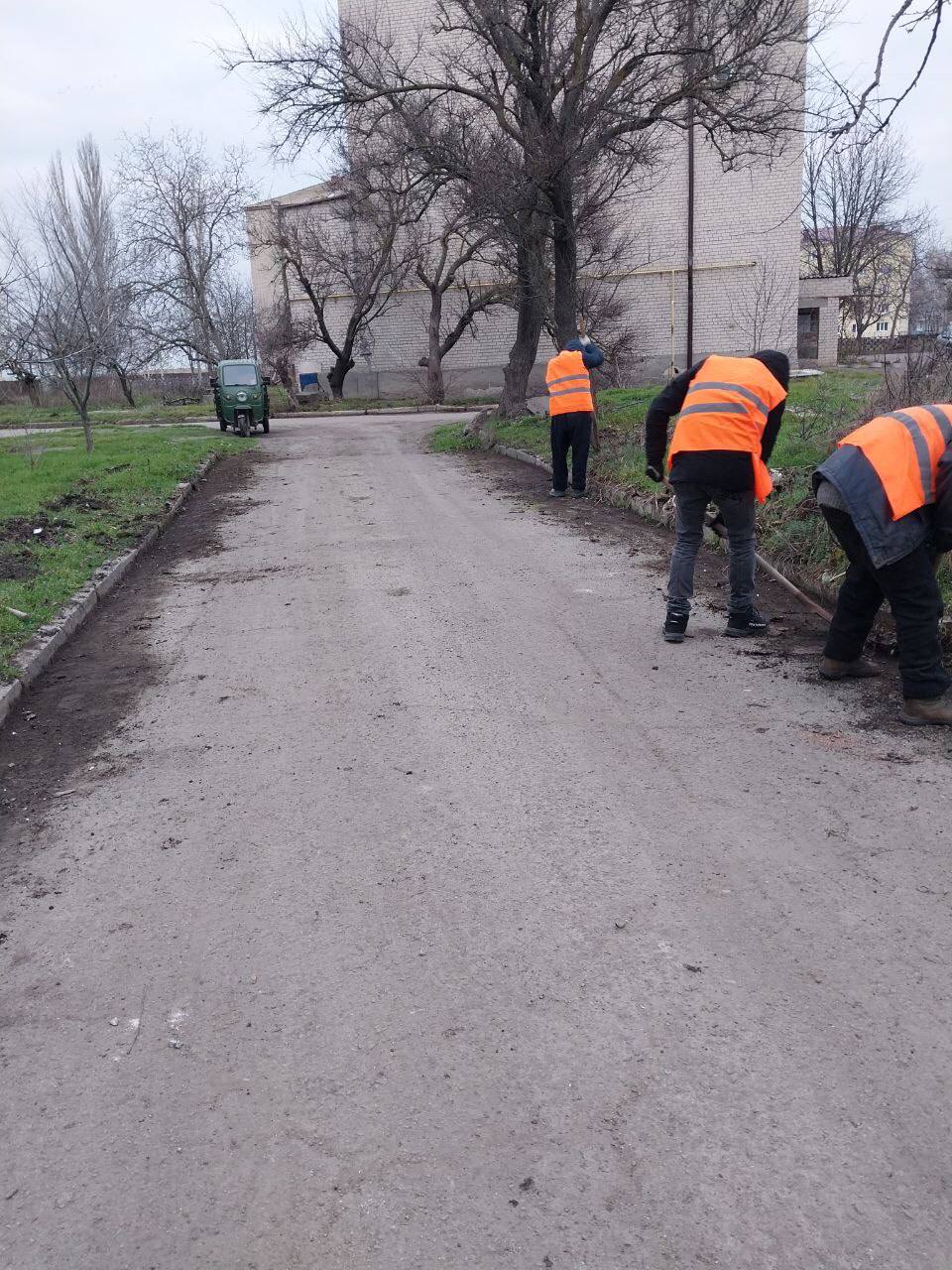 В Геническом округе продолжаются работы по благоустройству и подготовке к праздникам В Геническом округе продолжаются работы по благоустройству и подготовке к праздникам