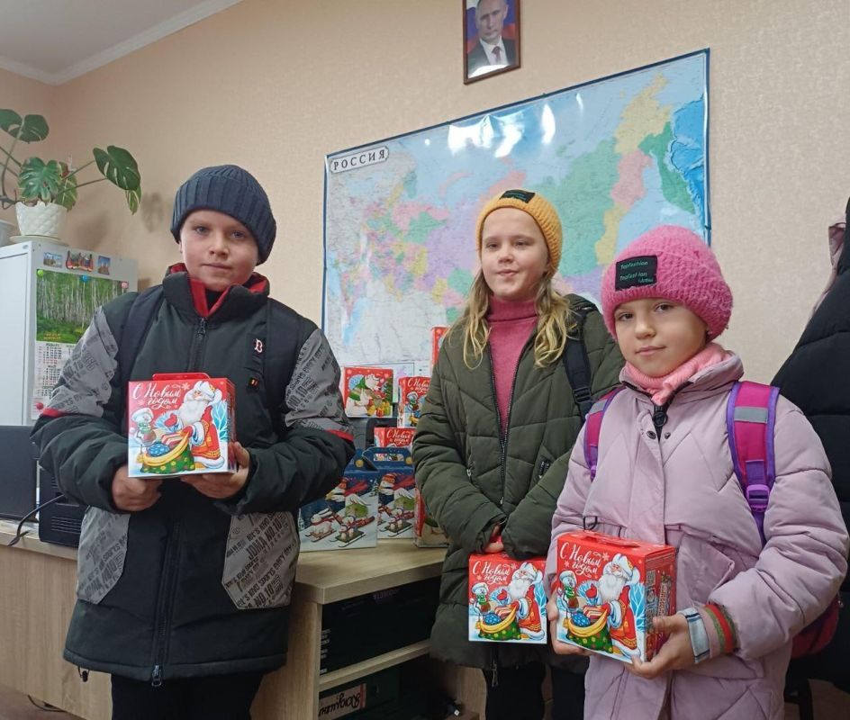В Костогрызовском территориальном отделе поздравили детей льготных категорий с наступающими новогодними праздниками В Костогрызовском территориальном отделе поздравили детей льготных категорий с наступающими новогодними праздниками