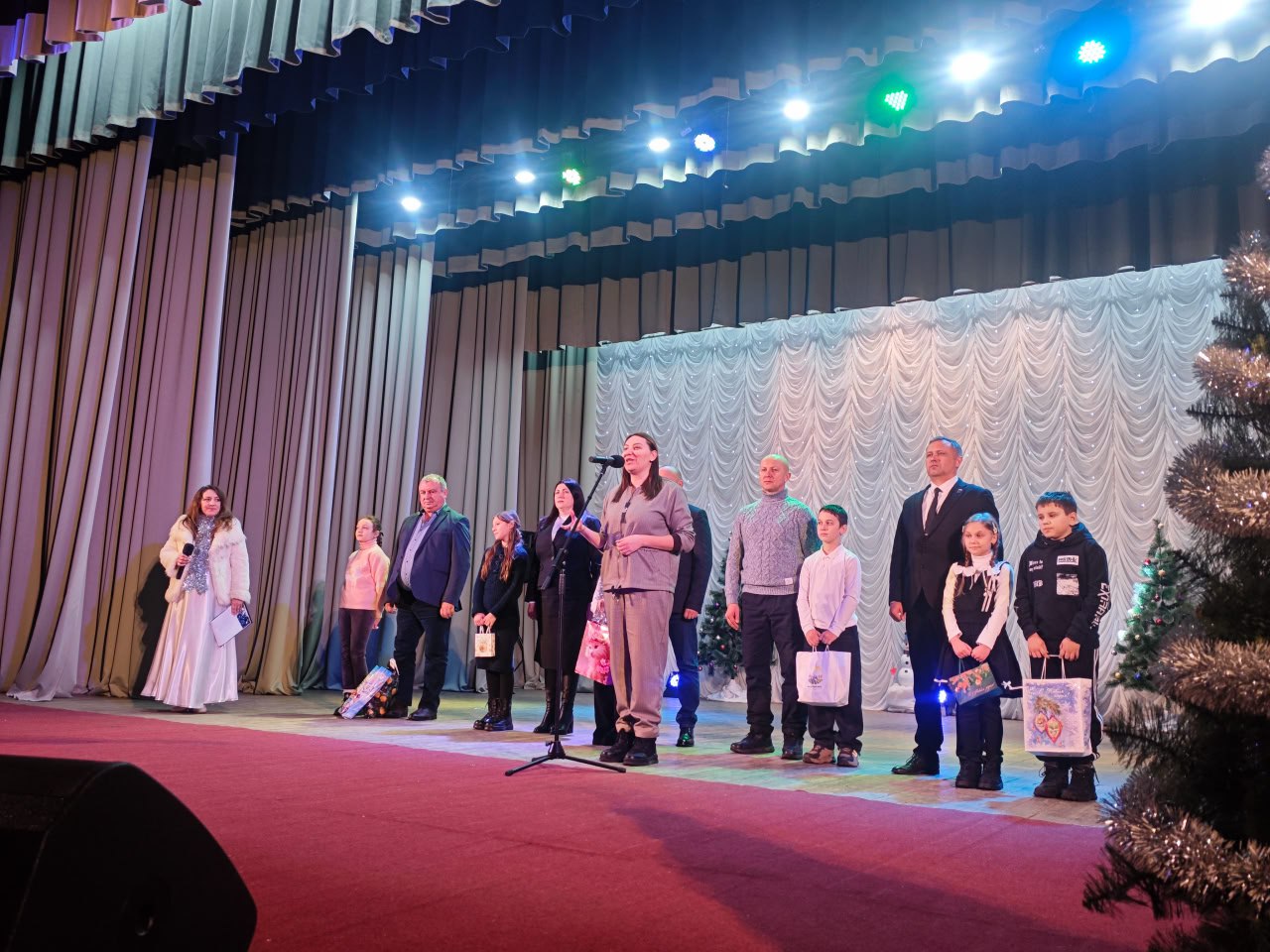 Подарки детям торжественно вручены в рамках акции «Ёлка желаний»! Подарки детям торжественно вручены в рамках акции «Ёлка желаний»!