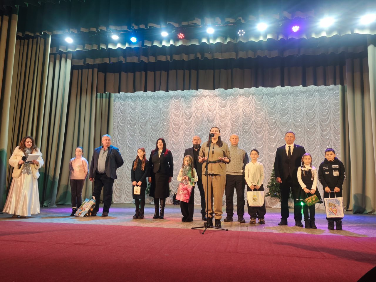 Подарки детям торжественно вручены в рамках акции «Ёлка желаний»! Подарки детям торжественно вручены в рамках акции «Ёлка желаний»!