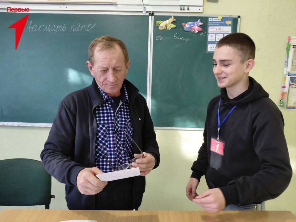 Первые Громовской школы поздравили жителей Громовки с праздником Первые Громовской школы поздравили жителей Громовки с праздником