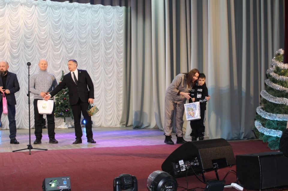 Подарки детям торжественно вручены в рамках акции «Ёлка желаний»! Подарки детям торжественно вручены в рамках акции «Ёлка желаний»!