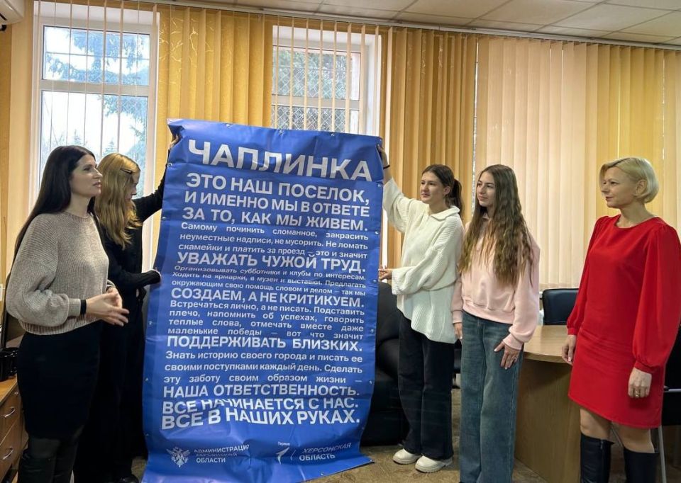 Первые Чаплинской школы №1 поздравили главу Чаплинского муниципального округа с новогодними праздниками Первые Чаплинской школы №1 поздравили главу Чаплинского муниципального округа с новогодними праздниками