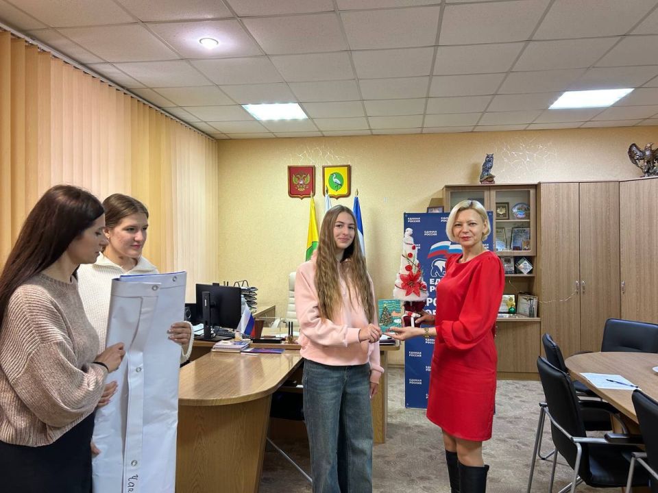 Первые Чаплинской школы №1 поздравили главу Чаплинского муниципального округа с новогодними праздниками Первые Чаплинской школы №1 поздравили главу Чаплинского муниципального округа с новогодними праздниками
