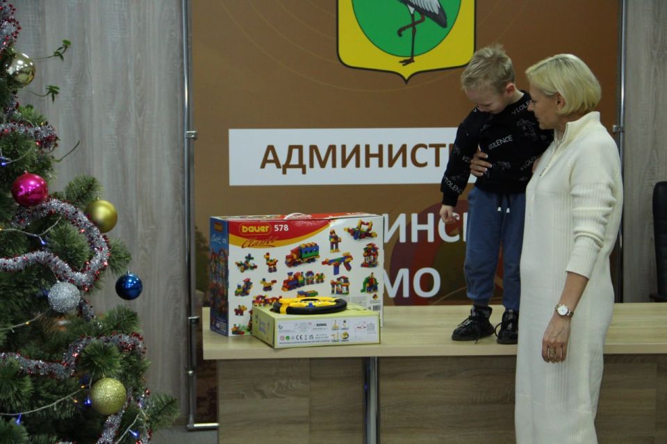 Приняла участие во Всероссийской акции «Елка желаний» и исполнила мечты двух детей: Марк получил игрушку и конструктор, а Мирослава – наборы для творчества Приняла участие во Всероссийской акции «Елка желаний» и исполнила мечты двух детей: Марк получил игрушку и конструктор, а Мирослава – наборы для творчества