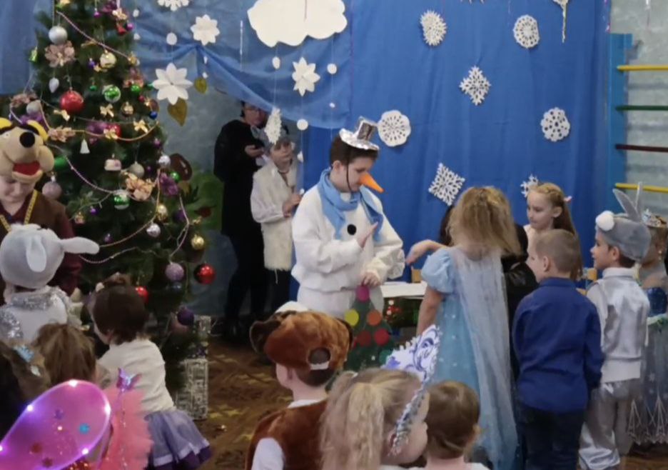 Новогодний праздник в детском саду "Растишка" Новогодний праздник в детском саду "Растишка"