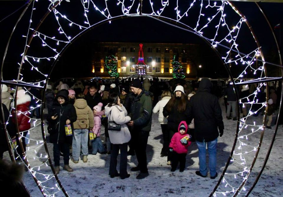 В Новотроицке зажглась главная ёлка! В Новотроицке зажглась главная ёлка!