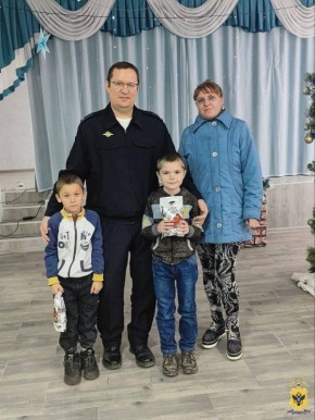 В Нижнесерогозском округе полицейские организовали новогоднее представление в рамках акции «Полицейский Дед Мороз»