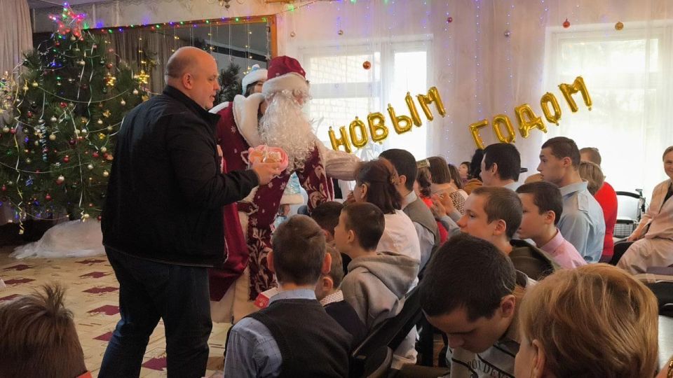 Новогодние чудеса привезли из Алешкинского округа Дед Мороз и Снегурочка ребятам из детского дома-интерната Новогодние чудеса привезли из Алешкинского округа Дед Мороз и Снегурочка ребятам из детского дома-интерната