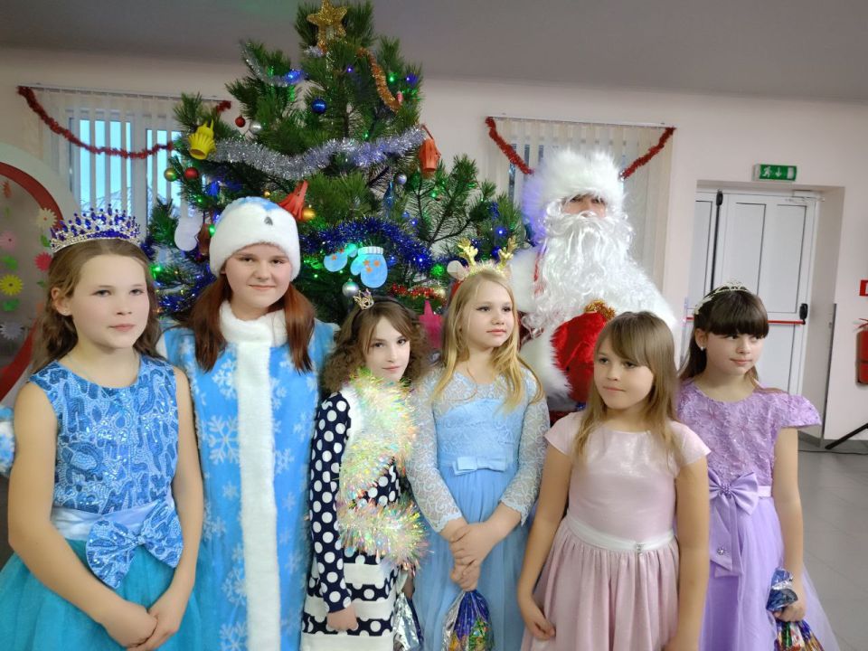 «Пусть Новый год нам лишь радость принесет»: новогодний праздник в Краснянском ДК «Пусть Новый год нам лишь радость принесет»: новогодний праздник в Краснянском ДК