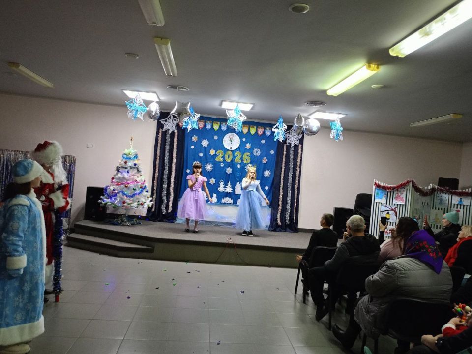 «Пусть Новый год нам лишь радость принесет»: новогодний праздник в Краснянском ДК «Пусть Новый год нам лишь радость принесет»: новогодний праздник в Краснянском ДК