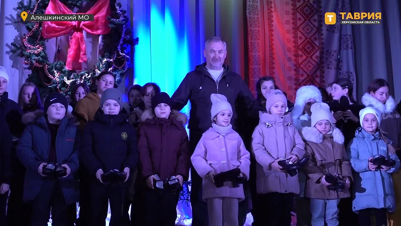 Сенатор от Херсонской области Константин Басюк подарил хореографическому кружку "Гармония танца" из села Тарасовка Алешкинского округа танцевальную обувь