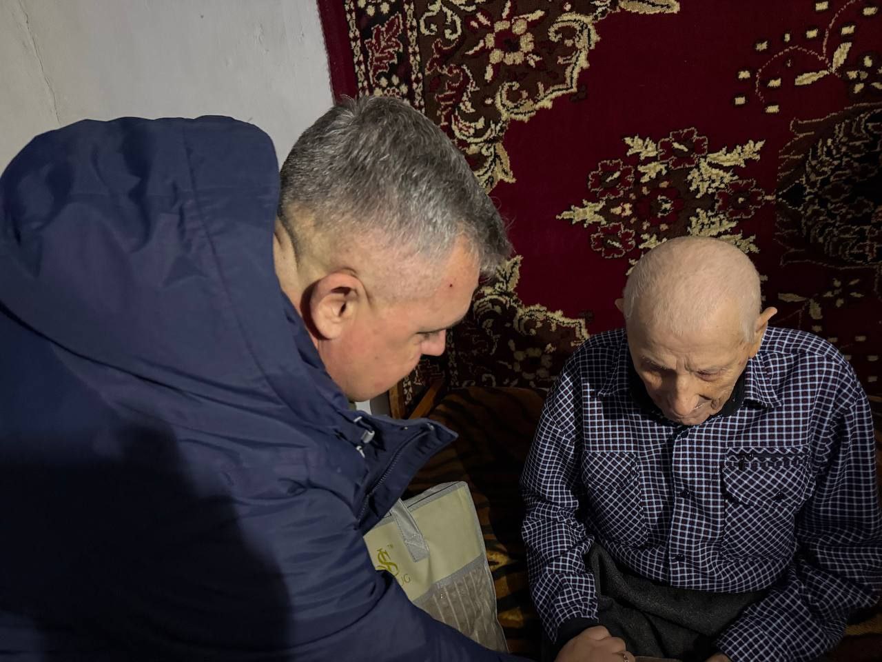 В Нижнесерогозском округе "Единая Россия" поздравила 99-летнего ветерана Великой Отечественной войны Ивана Григорьевича Немыкина с наступающим Новым годом