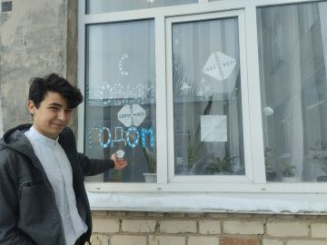 Яркие краски праздника ворвались в ГБОУ ХО Рубановская школа благодаря юным активистам "Движения Первых", принявшим участие в акции "Новогодние окна"