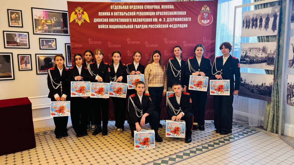 Учащиеся из Чаплинского округа посетили Москву и легендарную дивизию имени Дзержинского Учащиеся из Чаплинского округа посетили Москву и легендарную дивизию имени Дзержинского