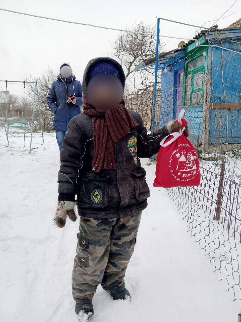 Губернатор Херсонской области Владимир Сальдо и детский омбудсмен Ирина Кравченко отправили новогодние подарки детям Горностаевского округа, проживающим в 15-километровой зоне Губернатор Херсонской области Владимир Сальдо и детский омбудсмен Ирина Кравченко отправили новогодние подарки детям Горностаевского округа, проживающим в 15-километровой зоне