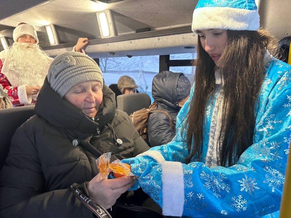 Следующая остановка «Новый год»: Дед Мороз и Снегурочка поздравили пассажиров автобусов, отправляющихся из Геническа в другие населенные пункты округа Следующая остановка «Новый год»: Дед Мороз и Снегурочка поздравили пассажиров автобусов, отправляющихся из Геническа в другие населенные пункты округа
