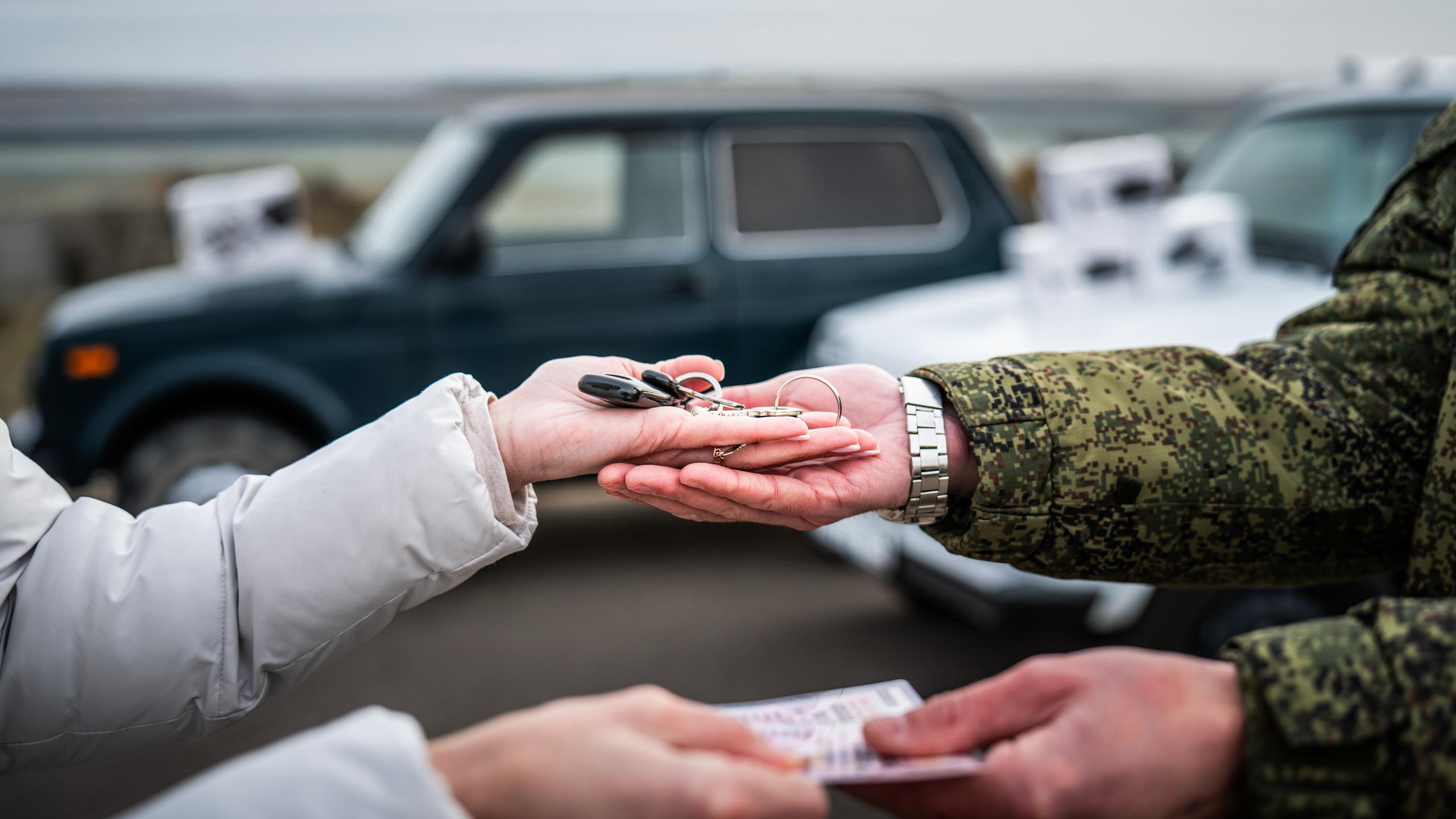 Владимир Сальдо передал бойцам на Херсонском направлении партию дронов и автомобилей Владимир Сальдо передал бойцам на Херсонском направлении партию дронов и автомобилей