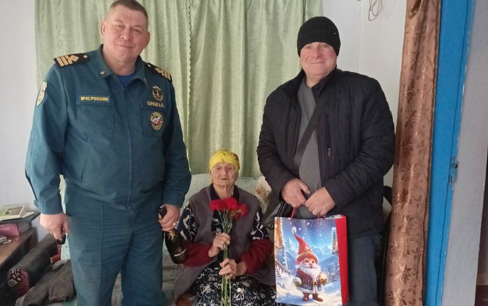 В Нижнесерогозском округе "Единая Россия" поздравила 99-летнего ветерана Великой Отечественной войны Ивана Григорьевича Немыкина с наступающим Новым годом В Нижнесерогозском округе "Единая Россия" поздравила 99-летнего ветерана Великой Отечественной войны Ивана Григорьевича Немыкина с наступающим Новым годом