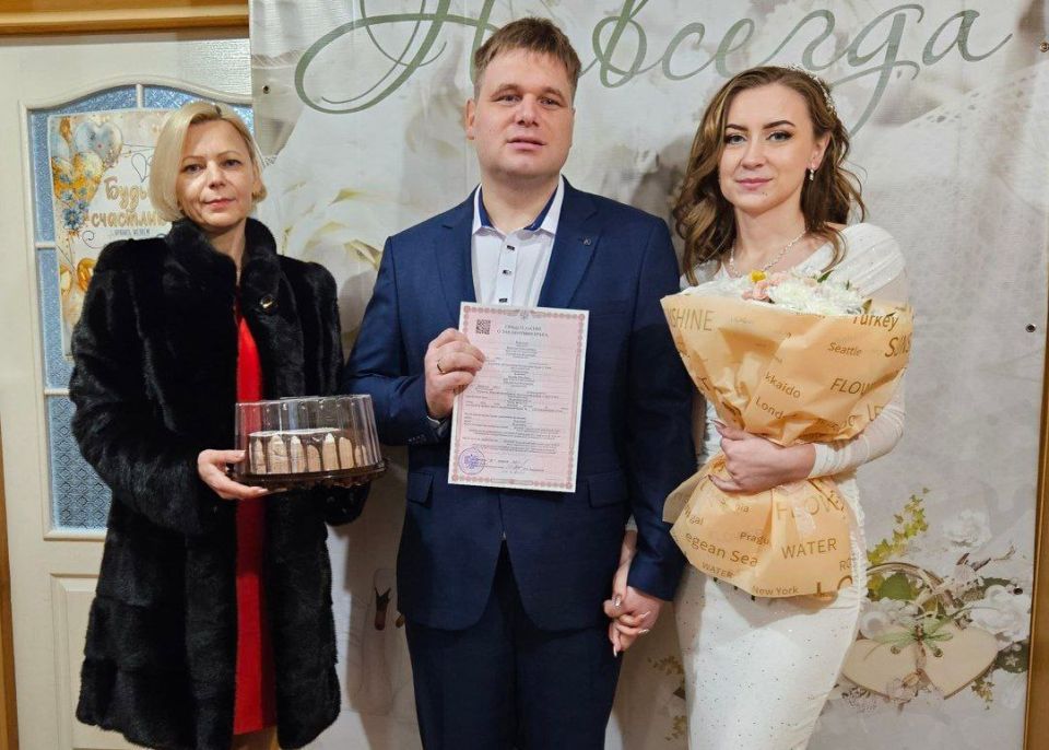 Глава Чаплинского муниципального округа, секретарь местного отделения партии "Единая Россия" поздравила молодожёнов с бракосочетанием Глава Чаплинского муниципального округа, секретарь местного отделения партии "Единая Россия" поздравила молодожёнов с бракосочетанием