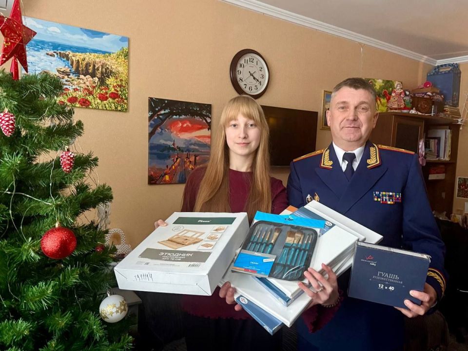 В рамках акции "Елка желаний" руководитель СУ СК России по Херсонской области исполнил желание 14-летней Есении из Новоалексеевки В рамках акции "Елка желаний" руководитель СУ СК России по Херсонской области исполнил желание 14-летней Есении из Новоалексеевки