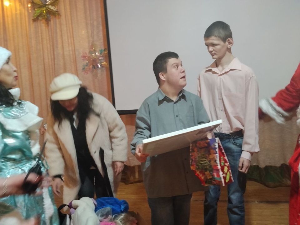 В Алешкинский детский дом-интернат приехали Дед Мороз и Снегурочка вместе с волонтерами из разных регионов России В Алешкинский детский дом-интернат приехали Дед Мороз и Снегурочка вместе с волонтерами из разных регионов России