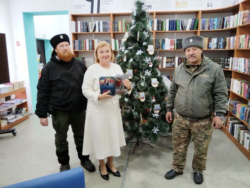 Член ОП ХО, полковник Георгий Червонный, зампред Совета атаманов казачества Херсонщины, и его соратники по казачеству Виктор Скобяев и Алексей Мусихин торжественно передали в дар Централизованной библиотечной системе... Член ОП ХО, полковник Георгий Червонный, зампред Совета атаманов казачества Херсонщины, и его соратники по казачеству Виктор Скобяев и Алексей Мусихин торжественно передали в дар Централизованной библиотечной системе...