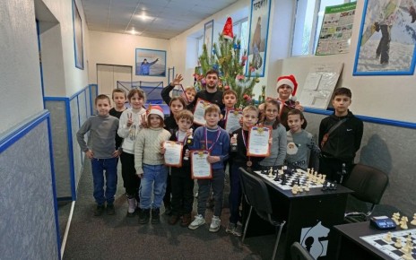 В преддверии Нового года в ГБУ ДО ХО "Спортивная школа Аскания-Нова" прошёл увлекательный внутришкольный турнир по шахматам