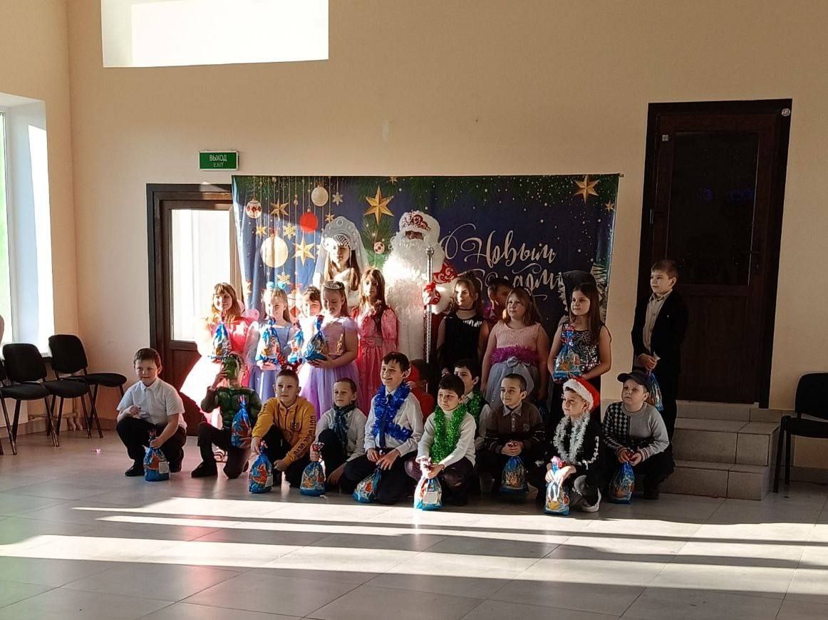 Мордовия передала новогодние подарки ученикам Каланчакской школы № 1 Мордовия передала новогодние подарки ученикам Каланчакской школы № 1