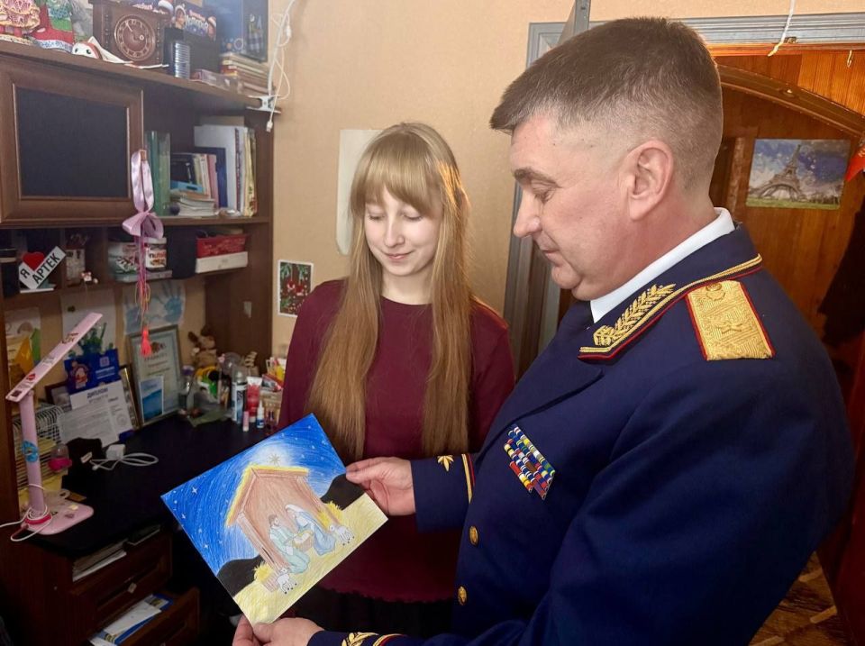 В рамках акции "Елка желаний" руководитель СУ СК России по Херсонской области исполнил желание 14-летней Есении из Новоалексеевки В рамках акции "Елка желаний" руководитель СУ СК России по Херсонской области исполнил желание 14-летней Есении из Новоалексеевки